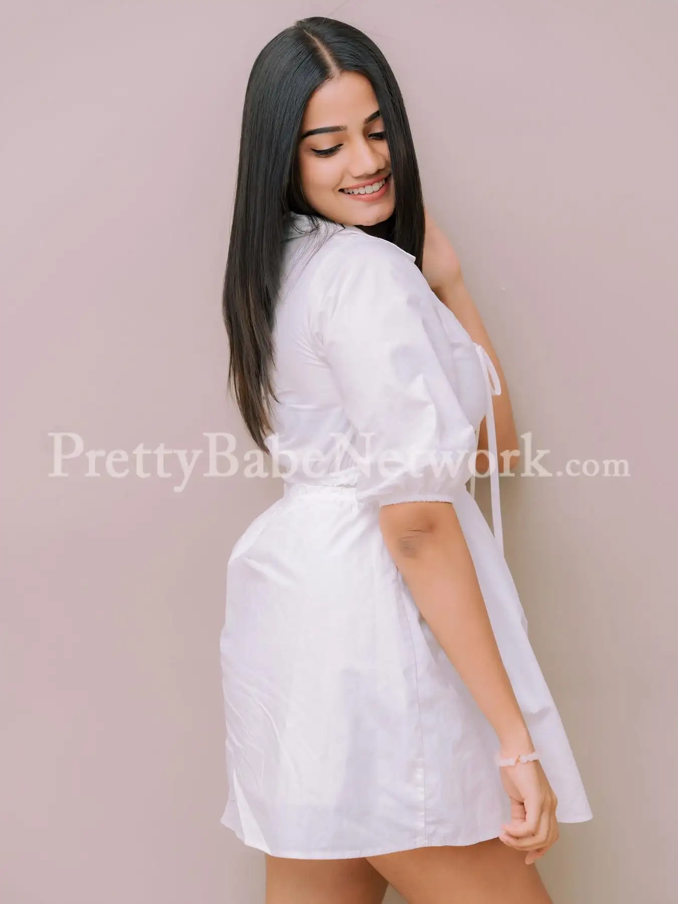 Cabin Crew Riyanshi Sharma - Air Hostess Escort in Noida Near NH-24/DND Flyway